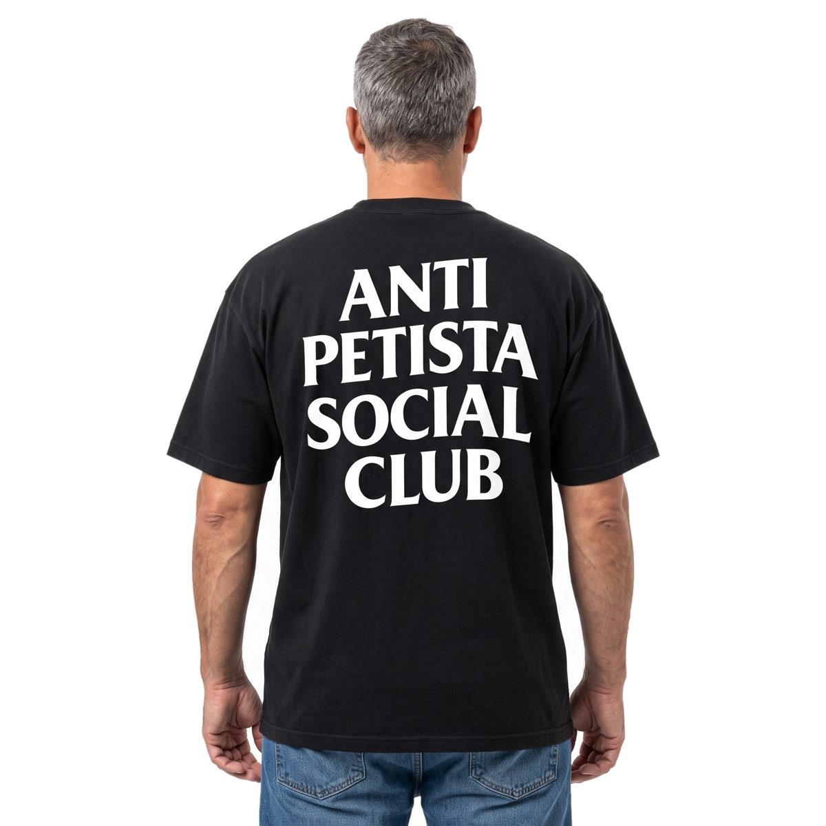 Homem de costas com a camiseta Anti Petista Social Club