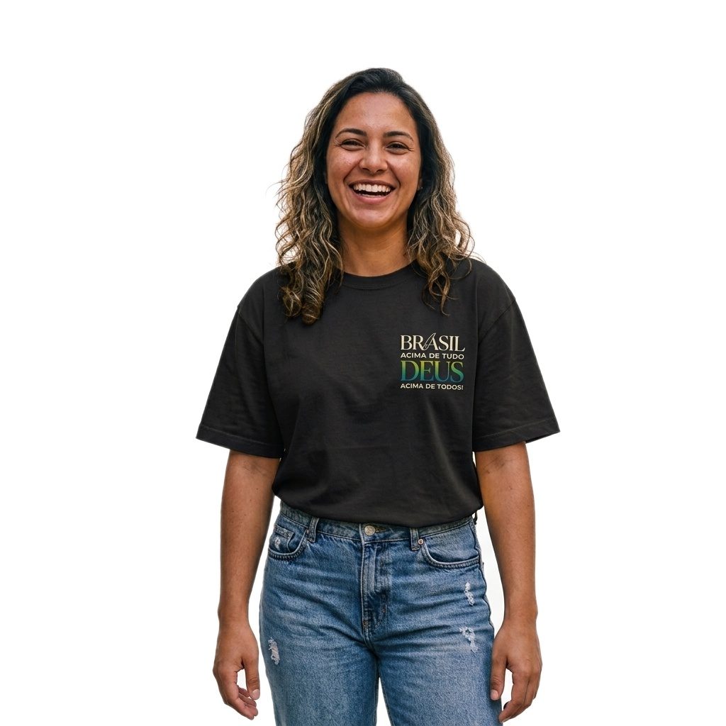 Mulher sorridente com a camiseta Brasil Acima de Tudo preta